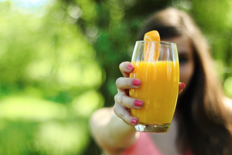 No hay relación entre beber zumos/jugos de fruta naturales y desarrollar diabetes
