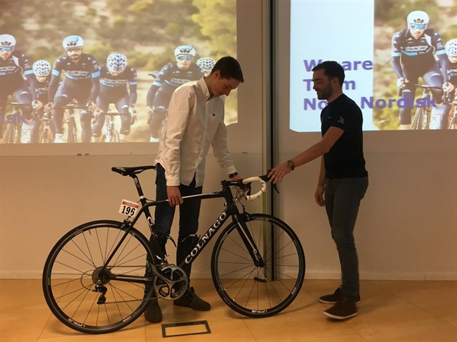 Un joven español con diabetes gana la bicicleta del Team Novo Nordisk en su sorteo