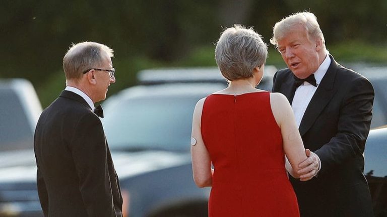 ¿Qué es ese dispositivo extraño que portaba Theresa May en el brazo?