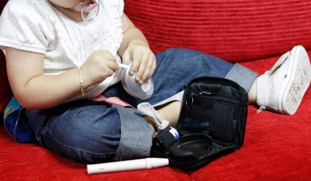 Sensor o bomba de insulina bebés