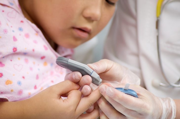 Cómo controlar la diabetes de los niños en el colegio