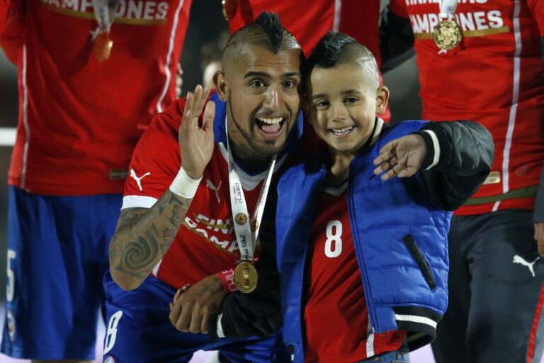 Vidal, de la selección Chilena, vuela a Alemania por su hijo