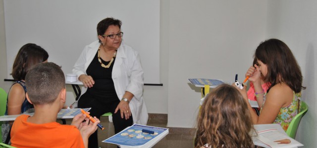 Enfermería Diabetológica de La Plana enseña a niños a inyectarse insulina