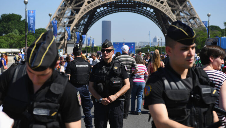 Confunden a un niño diabético con un terrorista al visitar la Torre Eiffel